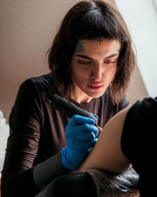 Ikonic tattoo artist berlin yanagulltattoo - mikro realismus